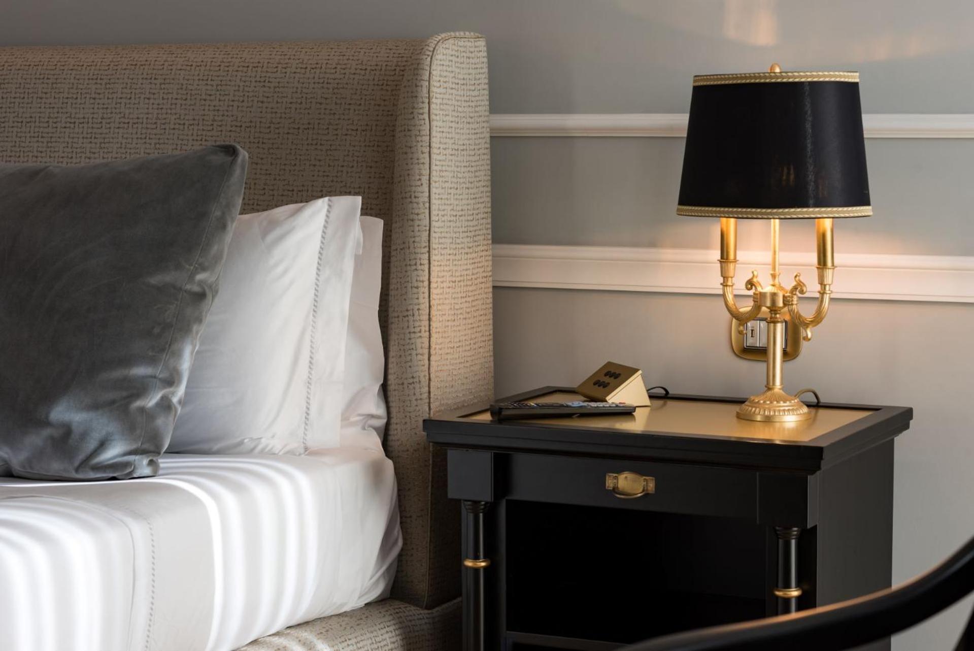Grand Hotel Et Des Palmes Palermo Eksteriør billede A lamp on a nightstand